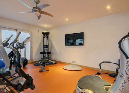MODERN FRONTLINE GOLF VILLA FOR SALE IN NUEVA ANDALUCÍA, MARBELLA
