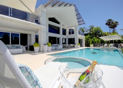 MODERN FRONTLINE GOLF VILLA FOR SALE IN NUEVA ANDALUCÍA, MARBELLA