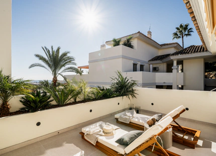 ÁTICO DÚPLEX OPULENTO CON VISTAS AL MAR EN VENTA EN NUEVA ANDALUCÍA, MARBELLA