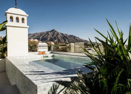 ÁTICO DÚPLEX OPULENTO CON VISTAS AL MAR EN VENTA EN NUEVA ANDALUCÍA, MARBELLA