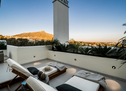 ÁTICO DÚPLEX OPULENTO CON VISTAS AL MAR EN VENTA EN NUEVA ANDALUCÍA, MARBELLA