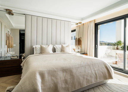 ÁTICO DÚPLEX OPULENTO CON VISTAS AL MAR EN VENTA EN NUEVA ANDALUCÍA, MARBELLA