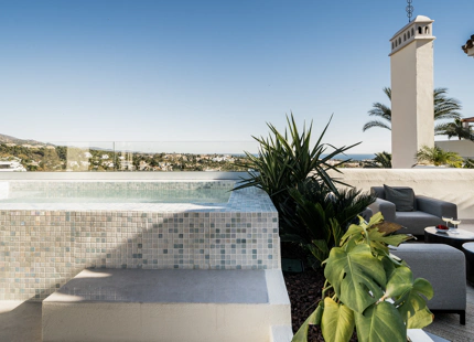 ÁTICO DÚPLEX OPULENTO CON VISTAS AL MAR EN VENTA EN NUEVA ANDALUCÍA, MARBELLA