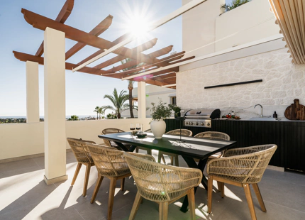 ÁTICO DÚPLEX OPULENTO CON VISTAS AL MAR EN VENTA EN NUEVA ANDALUCÍA, MARBELLA