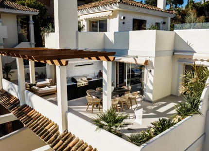 ÁTICO DÚPLEX OPULENTO CON VISTAS AL MAR EN VENTA EN NUEVA ANDALUCÍA, MARBELLA