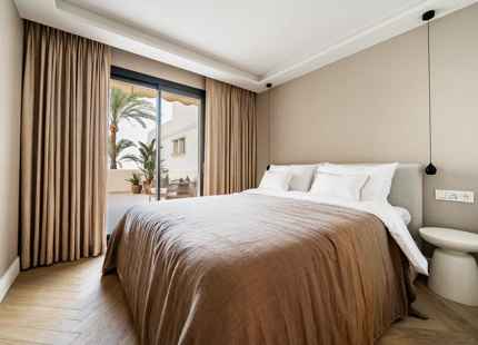 ÁTICO DÚPLEX OPULENTO CON VISTAS AL MAR EN VENTA EN NUEVA ANDALUCÍA, MARBELLA