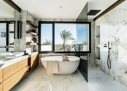ÁTICO DÚPLEX OPULENTO CON VISTAS AL MAR EN VENTA EN NUEVA ANDALUCÍA, MARBELLA