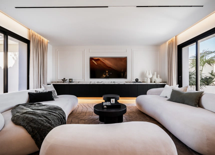 ÁTICO DÚPLEX OPULENTO CON VISTAS AL MAR EN VENTA EN NUEVA ANDALUCÍA, MARBELLA