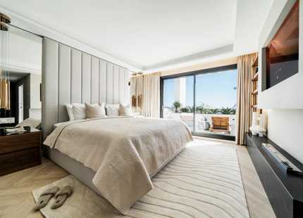 ÁTICO DÚPLEX OPULENTO CON VISTAS AL MAR EN VENTA EN NUEVA ANDALUCÍA, MARBELLA