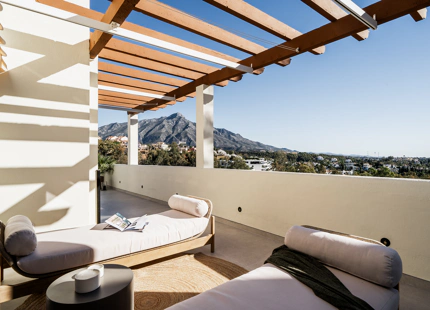 ÁTICO DÚPLEX OPULENTO CON VISTAS AL MAR EN VENTA EN NUEVA ANDALUCÍA, MARBELLA
