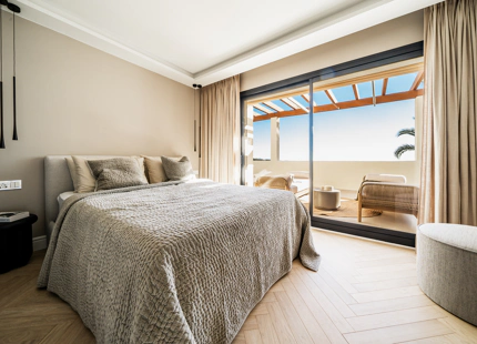 ÁTICO DÚPLEX OPULENTO CON VISTAS AL MAR EN VENTA EN NUEVA ANDALUCÍA, MARBELLA