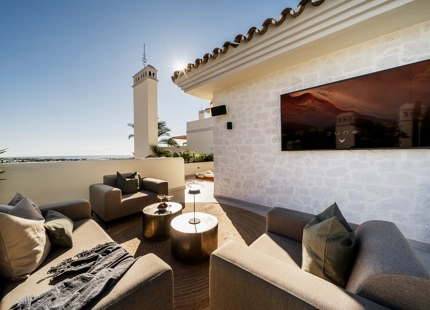 ÁTICO DÚPLEX OPULENTO CON VISTAS AL MAR EN VENTA EN NUEVA ANDALUCÍA, MARBELLA