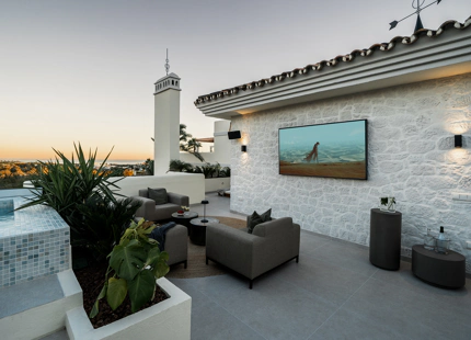 ÁTICO DÚPLEX OPULENTO CON VISTAS AL MAR EN VENTA EN NUEVA ANDALUCÍA, MARBELLA