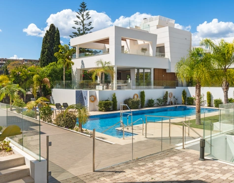 VILLA CONVENIENTE CON PISCINA DE INMERSIÓN EN VENTA EN SAN PEDRO DE ALCÁNTARA