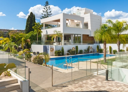 VILLA CONVENIENTE CON PISCINA DE INMERSIÓN EN VENTA EN SAN PEDRO DE ALCÁNTARA