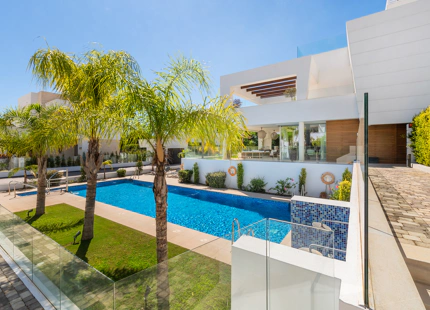 VILLA CONVENIENTE CON PISCINA DE INMERSIÓN EN VENTA EN SAN PEDRO DE ALCÁNTARA