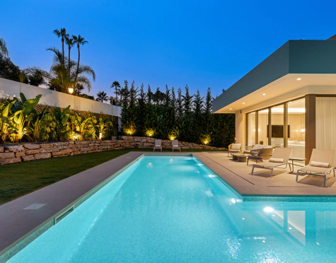 Villa for sale in La Cerquilla, Nueva Andalucia