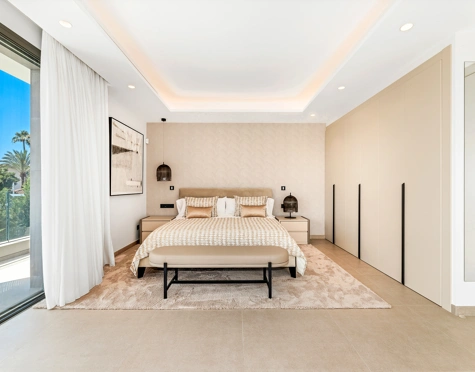 Villa for sale in La Cerquilla, Nueva Andalucia