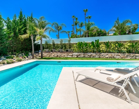 Villa for sale in La Cerquilla, Nueva Andalucia