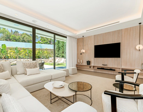 Villa for sale in La Cerquilla, Nueva Andalucia