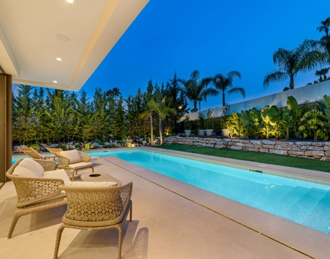 Villa for sale in La Cerquilla, Nueva Andalucia