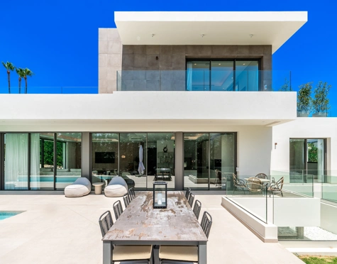 Villa for sale in La Cerquilla, Nueva Andalucia