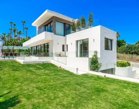 Villa for sale in La Cerquilla, Nueva Andalucia