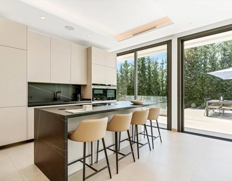 Villa for sale in La Cerquilla, Nueva Andalucia