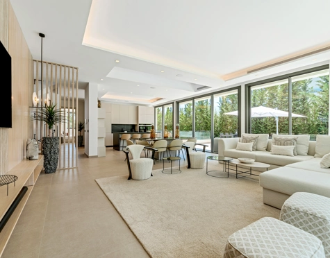 Villa for sale in La Cerquilla, Nueva Andalucia