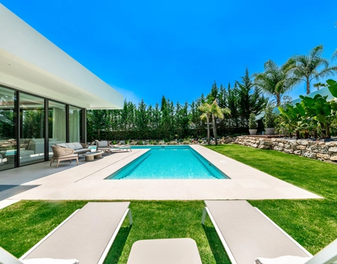 Villa for sale in La Cerquilla, Nueva Andalucia