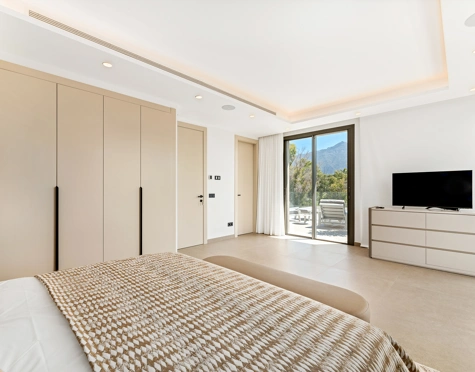 Villa for sale in La Cerquilla, Nueva Andalucia