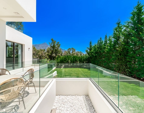 Villa for sale in La Cerquilla, Nueva Andalucia
