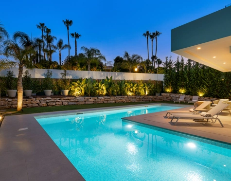 Villa for sale in La Cerquilla, Nueva Andalucia