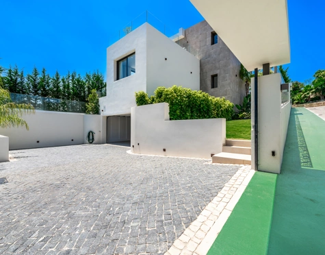 Villa for sale in La Cerquilla, Nueva Andalucia