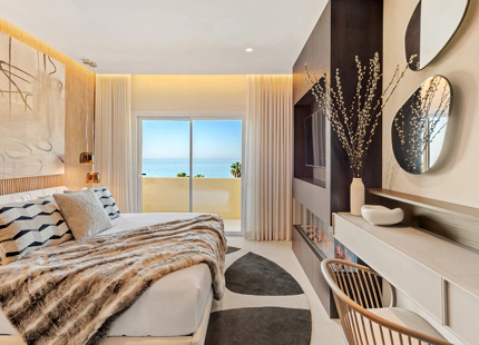 IMPRESIONANTE ÁTICO DÚPLEX EN PRIMERA LÍNEA EN VENTA EN RÍO REAL, MARBELLA