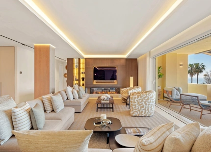 IMPRESIONANTE ÁTICO DÚPLEX EN PRIMERA LÍNEA EN VENTA EN RÍO REAL, MARBELLA