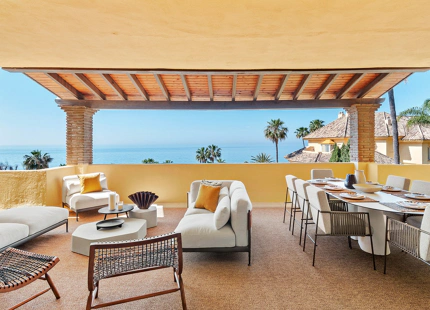 IMPRESIONANTE ÁTICO DÚPLEX EN PRIMERA LÍNEA EN VENTA EN RÍO REAL, MARBELLA