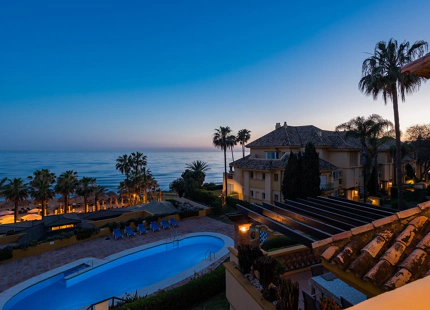 IMPRESIONANTE ÁTICO DÚPLEX EN PRIMERA LÍNEA EN VENTA EN RÍO REAL, MARBELLA