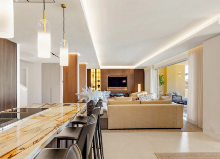 IMPRESIONANTE ÁTICO DÚPLEX EN PRIMERA LÍNEA EN VENTA EN RÍO REAL, MARBELLA