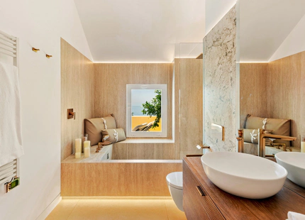 IMPRESIONANTE ÁTICO DÚPLEX EN PRIMERA LÍNEA EN VENTA EN RÍO REAL, MARBELLA