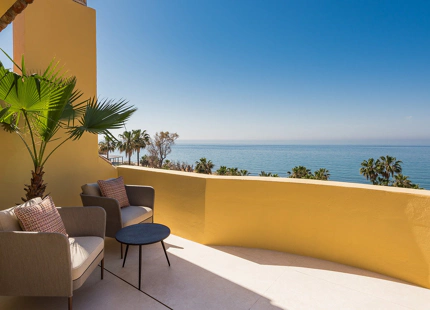 IMPRESIONANTE ÁTICO DÚPLEX EN PRIMERA LÍNEA EN VENTA EN RÍO REAL, MARBELLA
