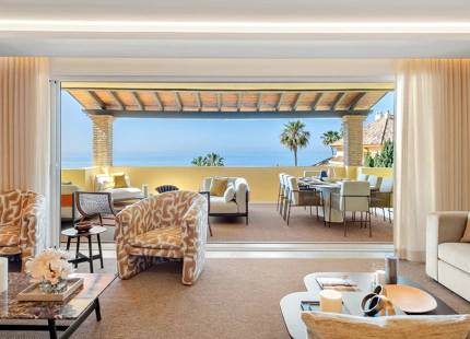 IMPRESIONANTE ÁTICO DÚPLEX EN PRIMERA LÍNEA EN VENTA EN RÍO REAL, MARBELLA