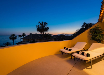 IMPRESIONANTE ÁTICO DÚPLEX EN PRIMERA LÍNEA EN VENTA EN RÍO REAL, MARBELLA