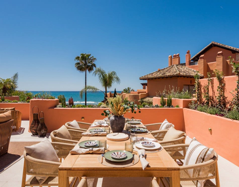 ÁTICO DÚPLEX MODERNO EN PRIMERA LÍNEA DE PLAYA EN VENTA EN MARBELLA ESTE 