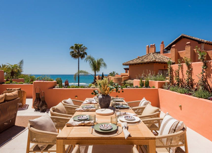 ÁTICO DÚPLEX MODERNO EN PRIMERA LÍNEA DE PLAYA EN VENTA EN MARBELLA ESTE