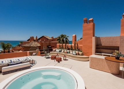 ÁTICO DÚPLEX MODERNO EN PRIMERA LÍNEA DE PLAYA EN VENTA EN MARBELLA ESTE