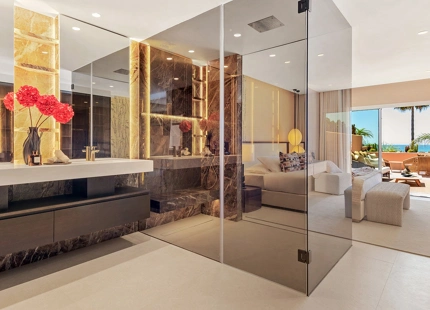 ÁTICO DÚPLEX MODERNO EN PRIMERA LÍNEA DE PLAYA EN VENTA EN MARBELLA ESTE