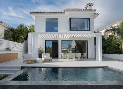 VILLA DE ESTILO MEDITERRÁNEO-ESCANDINAVO EN VENTA CERCA DE LA PLAYA DE NUEVA ANDALUCIA