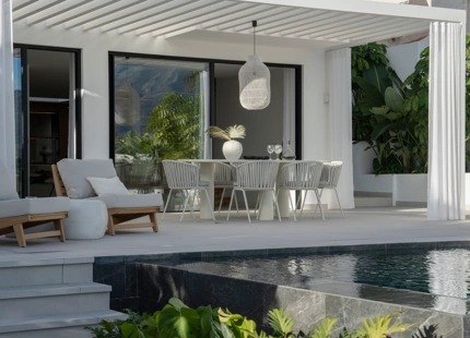 VILLA DE ESTILO MEDITERRÁNEO-ESCANDINAVO EN VENTA CERCA DE LA PLAYA DE NUEVA ANDALUCIA