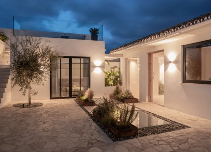 VILLA DE ESTILO MEDITERRÁNEO-ESCANDINAVO EN VENTA CERCA DE LA PLAYA DE NUEVA ANDALUCIA